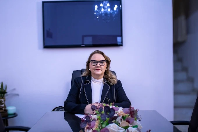 Luciana Gimenez em sua mesa de atendimento no escritório